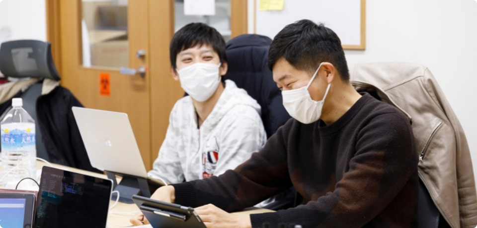 楽しそうに話している２人の男性