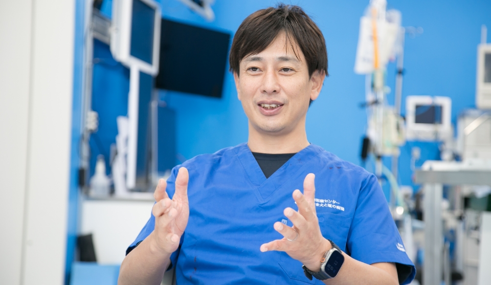手術室で説明する獣医師　淺井亮太先生