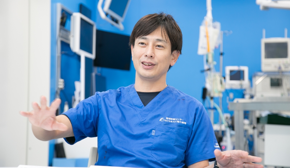 手術室で説明する獣医師　淺井亮太先生