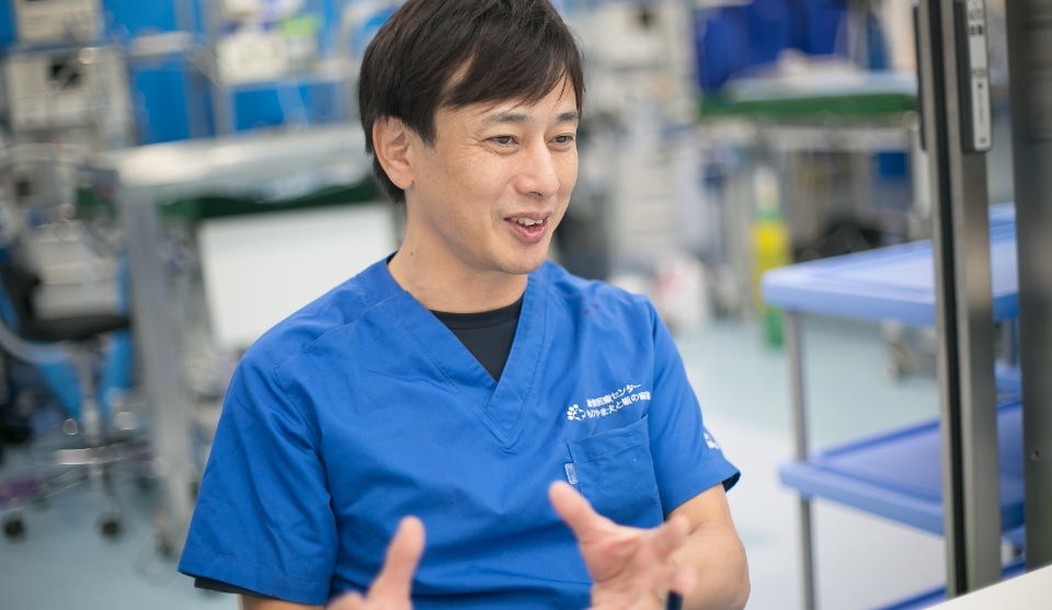 手術室で説明する獣医師　淺井亮太先生