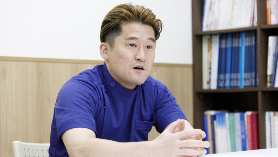 アトピー性皮膚炎について説明する伊從 慶太 先生