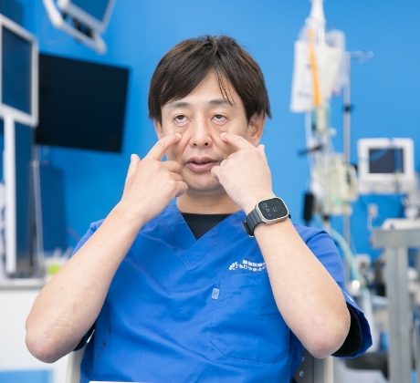 貧血チェックの仕方を教える獣医師　淺井亮太先生