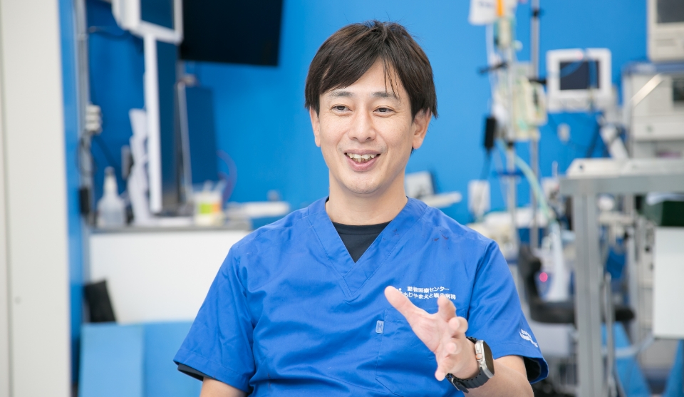 手術室で説明する獣医師　淺井亮太先生