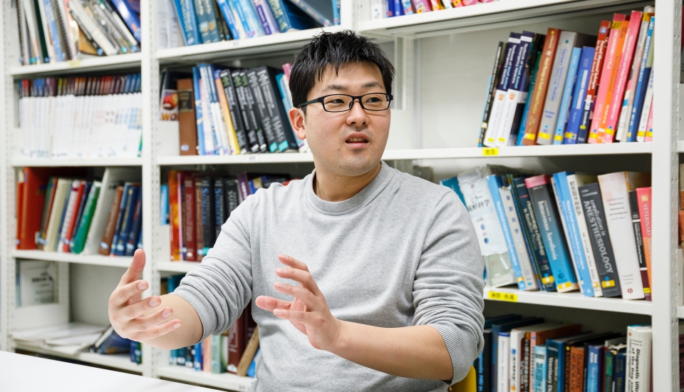 インタビューを受けている男性獣医師