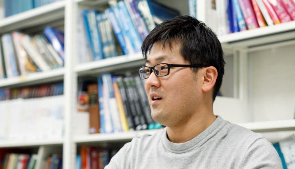 インタビューを受けている男性獣医師