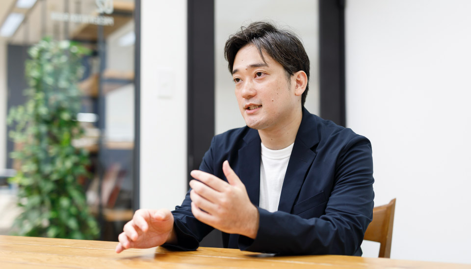 インタビューを受けている男性