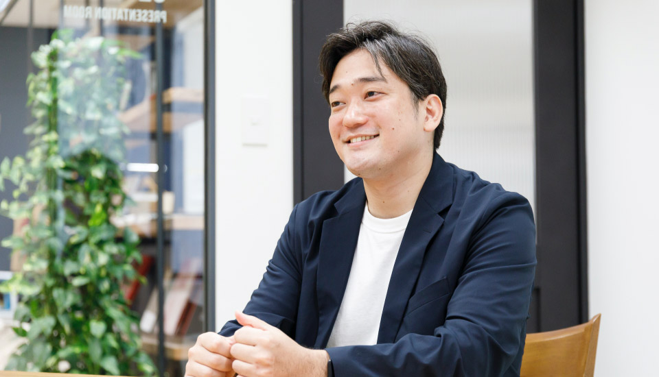インタビューを受けている男性