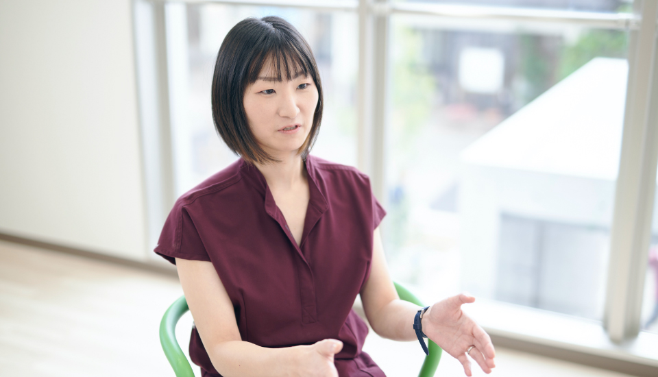 インタビューを受けている女性獣医師