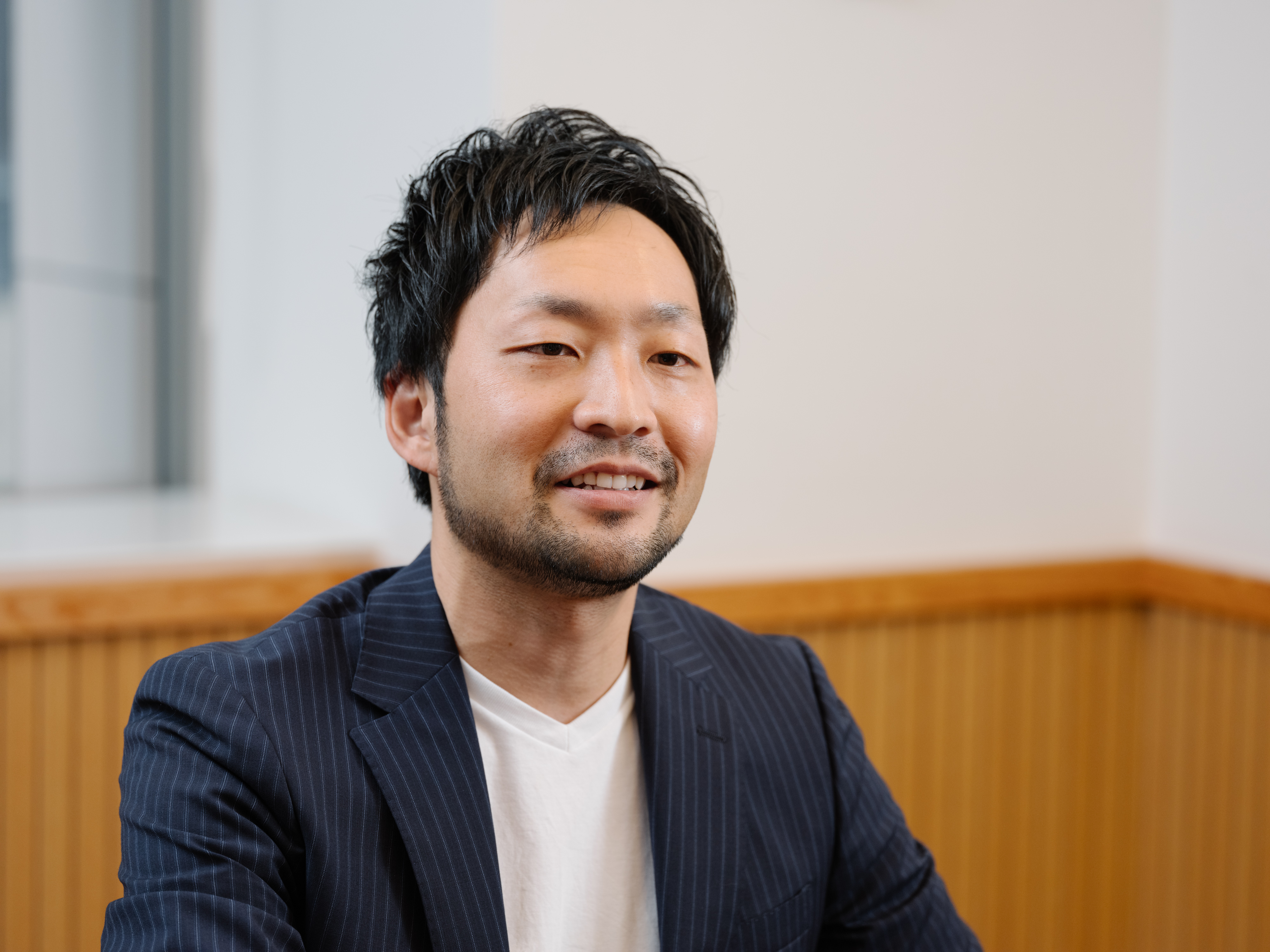インタビューに答える栗原先生