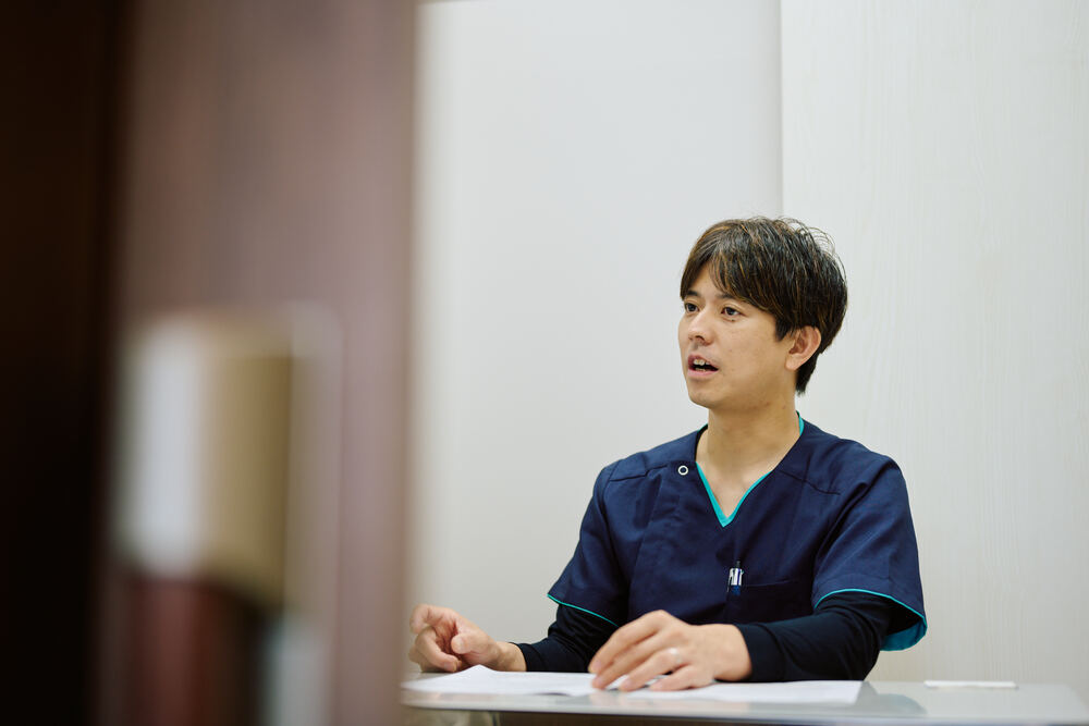インタビューに答える草場先生