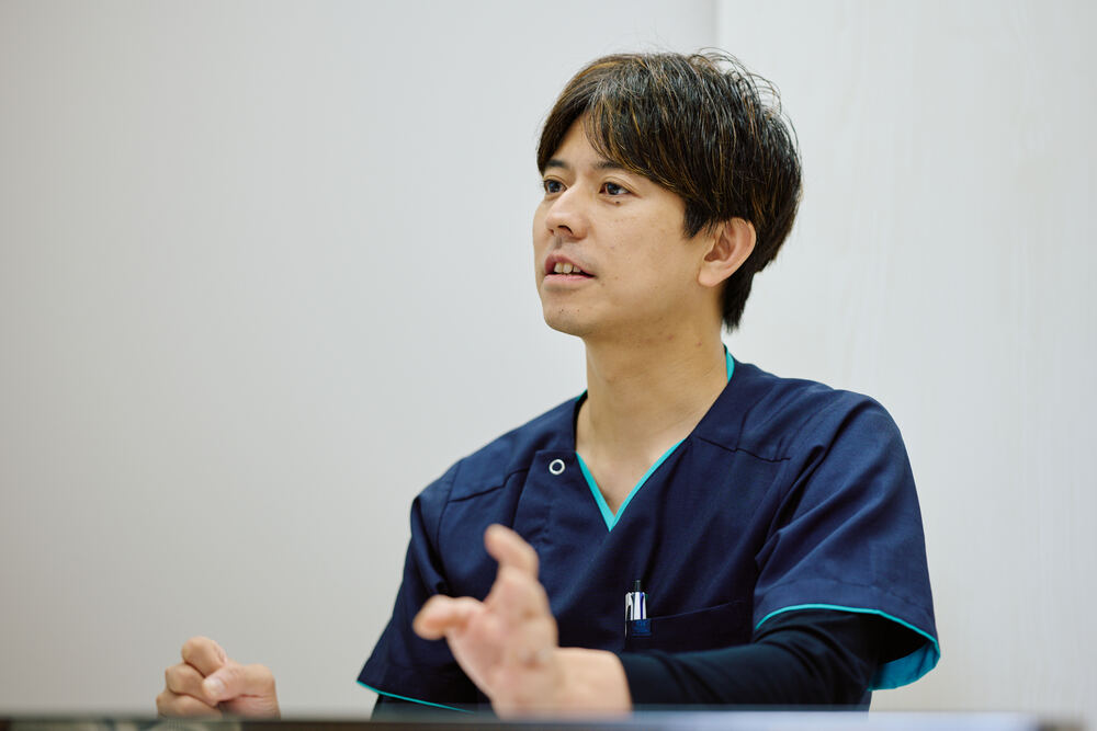 インタビューに答える草場先生