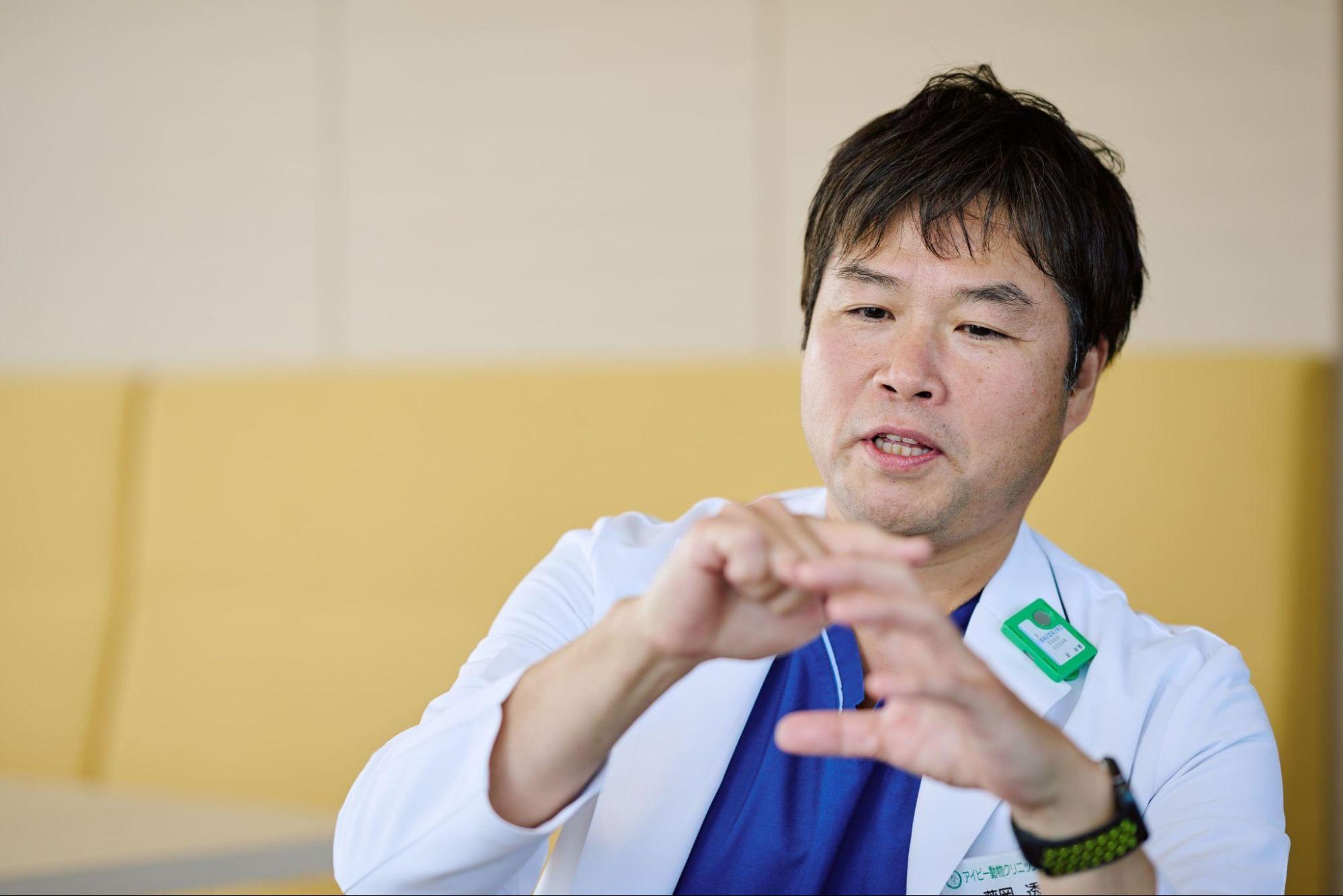 インタビューに答える藤岡先生