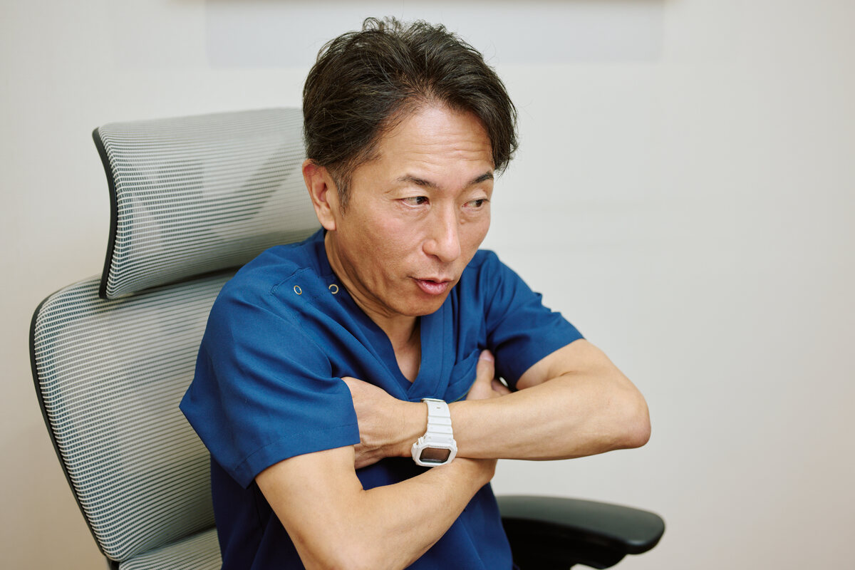 肋骨を触る横井先生