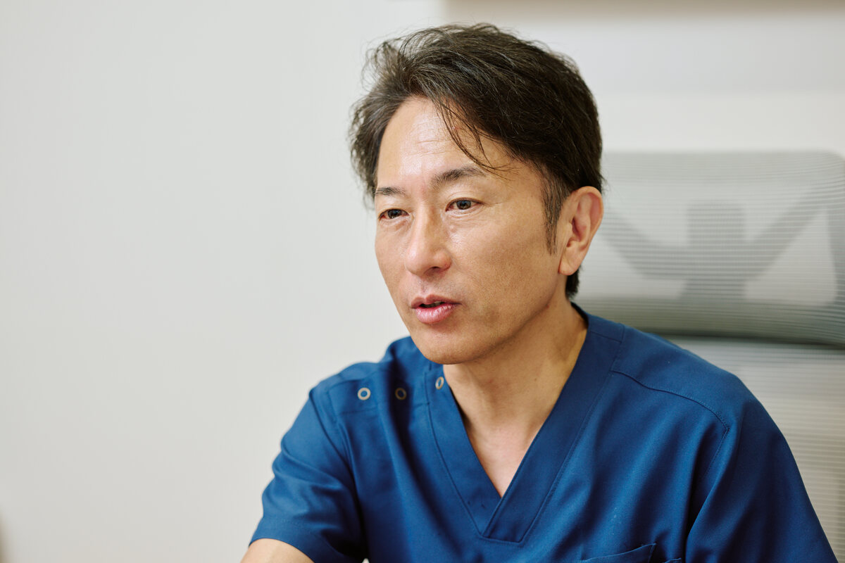 インタビューに答える横井先生