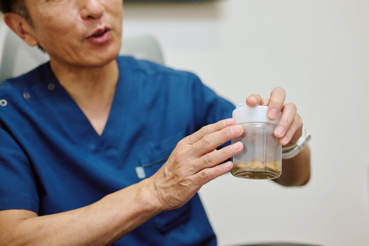 インタビューに答える横井先生