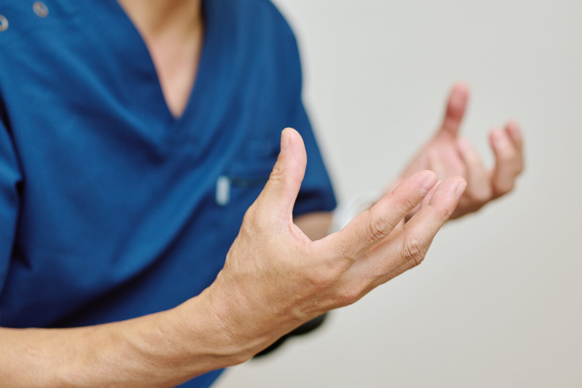 インタビューに答える横井先生