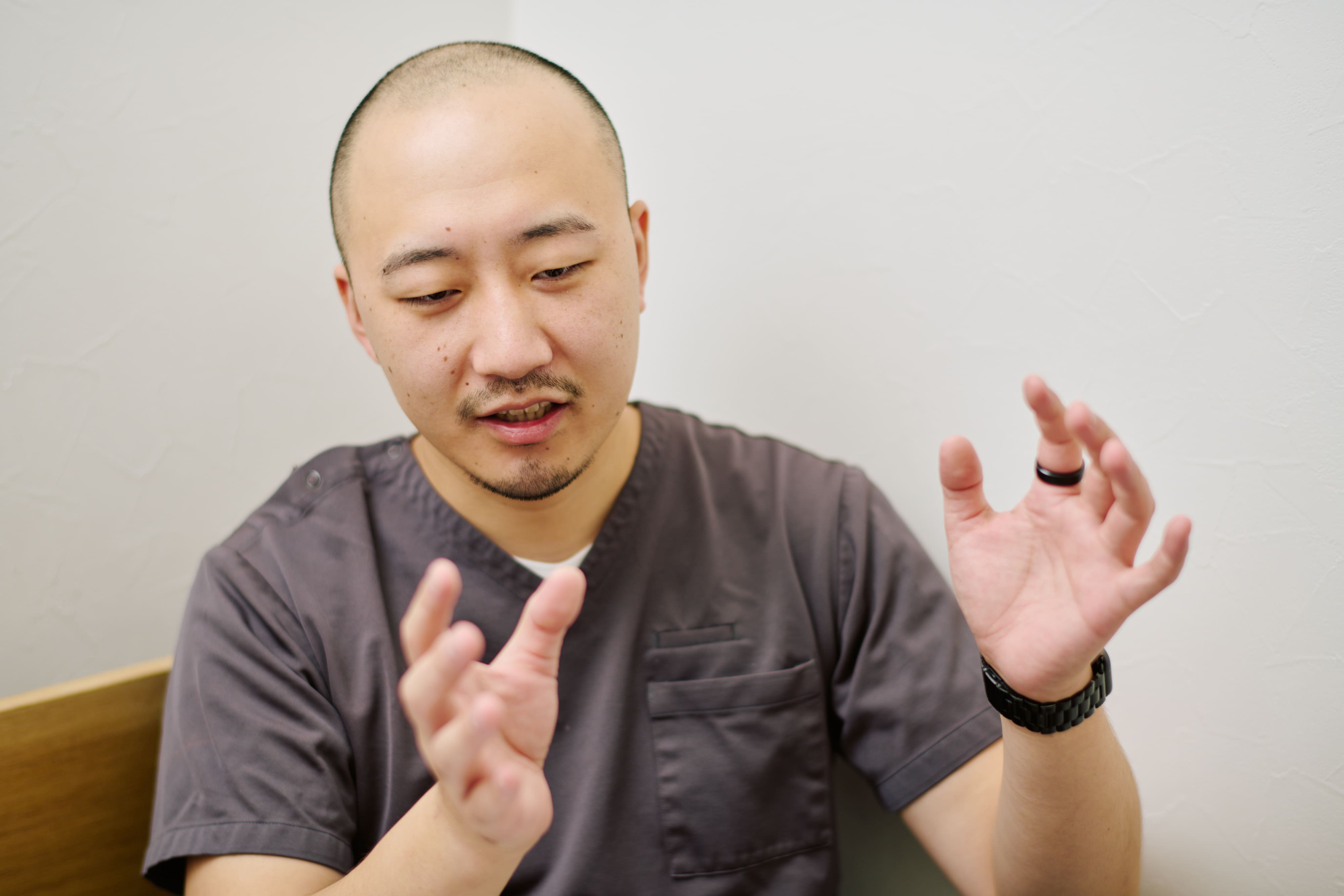 診察中の岡田先生