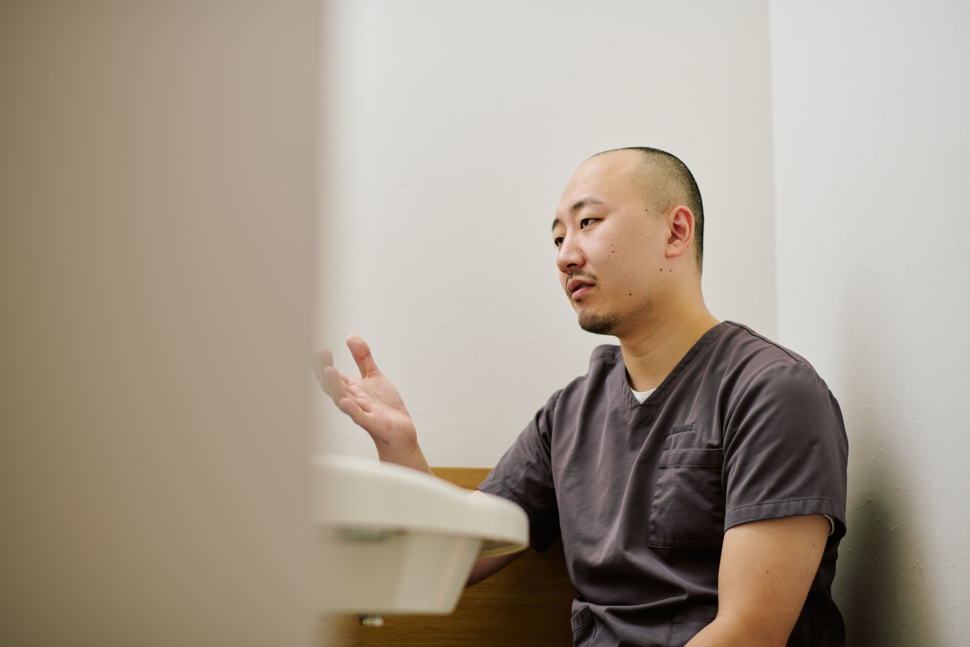 口腔内を確認する様子