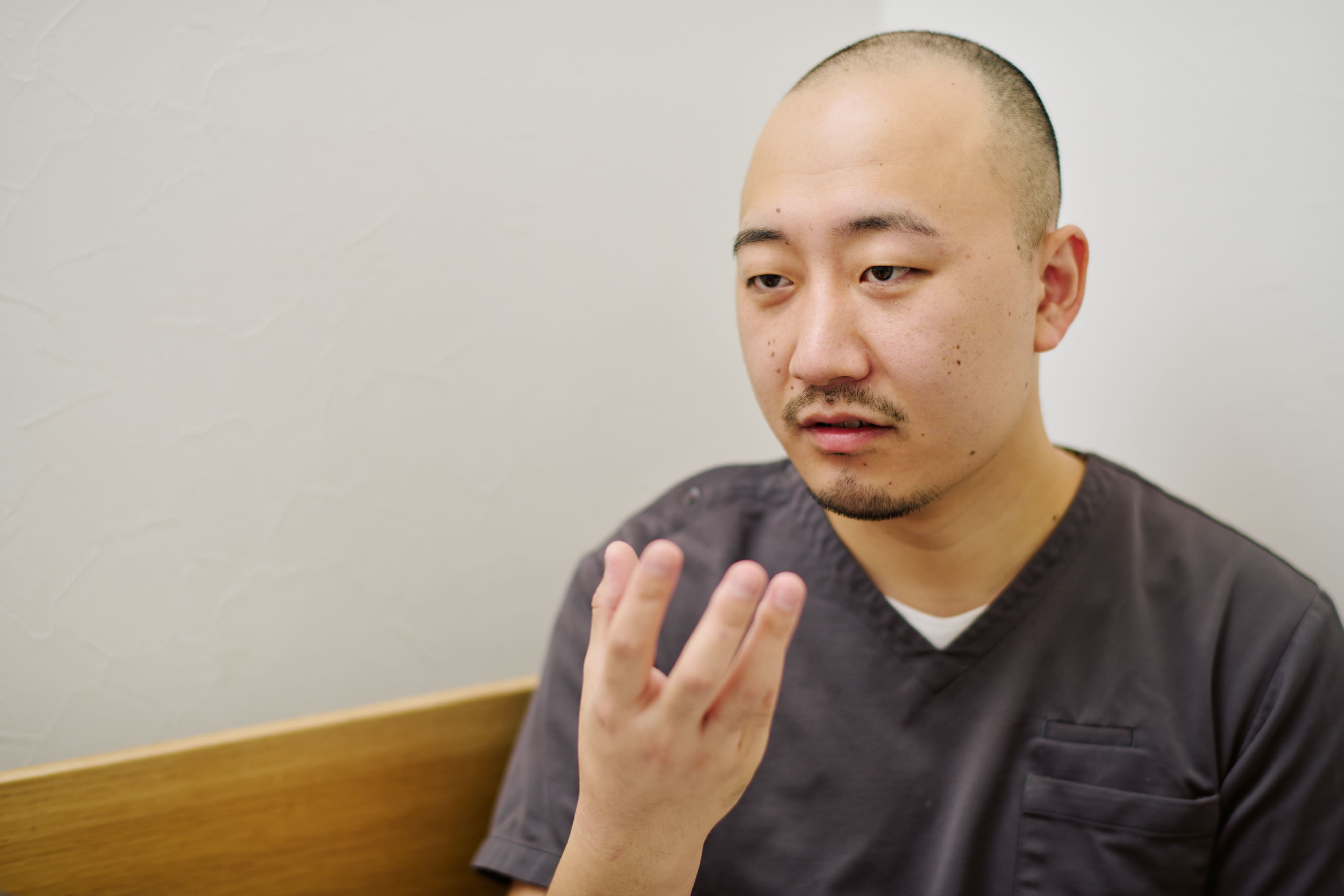 治療の説明をする岡田先生