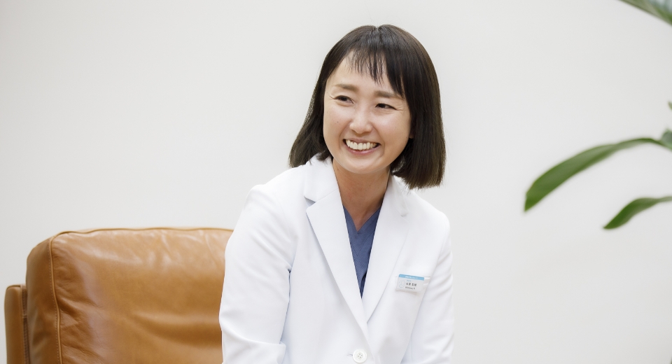 説明している女性獣医師