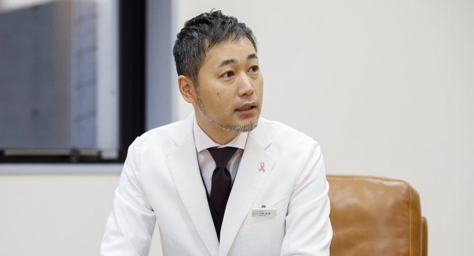 説明している男性獣医師