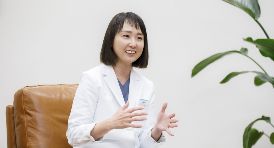 説明している女性獣医師