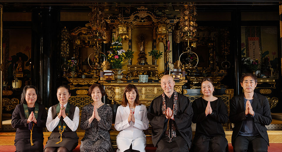合掌をした集合写真