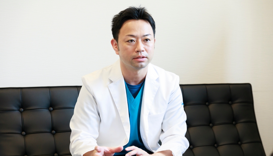 インタビューを受けている男性獣医師