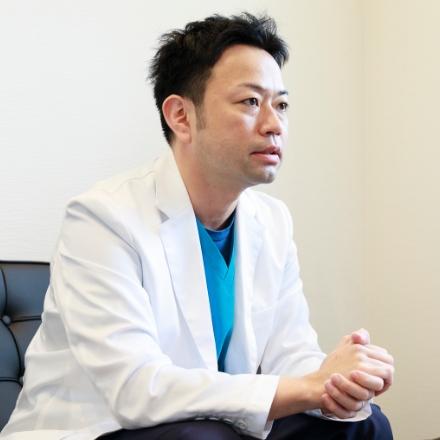 インタビューを受けている男性獣医師