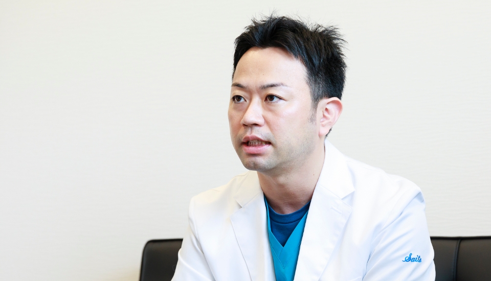 インタビューを受けている男性獣医師
