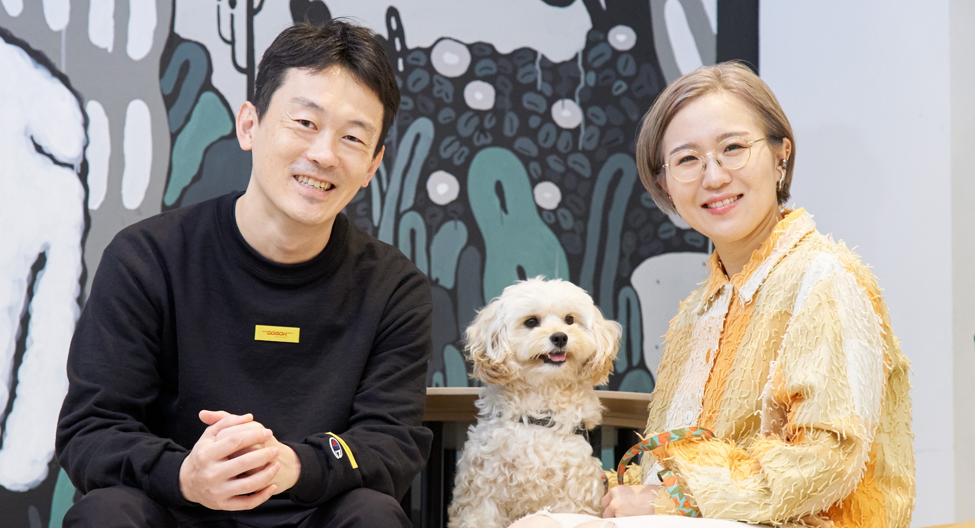 笑顔で映る獣医師の中村 篤史 先生とオーナーの大河さんとコッカプーのビールくん
