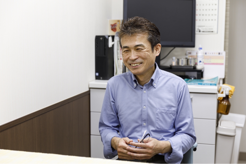 ラブラドールレトリバーの性格について笑顔で語る、七里動物病院の中村悟獣医師