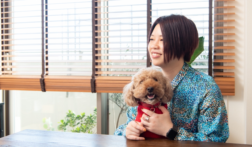 笑顔の岸田奈美さんとトイプードルの梅吉くん