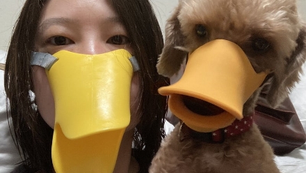 アヒル口を付けた岸田奈美さんとトイプードルの梅吉くん