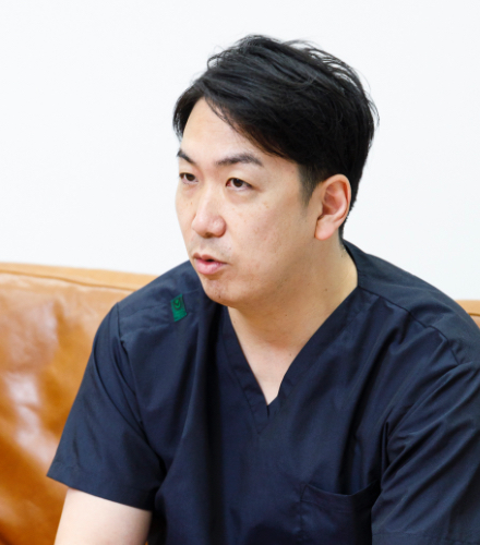 インタビューを受けている男性