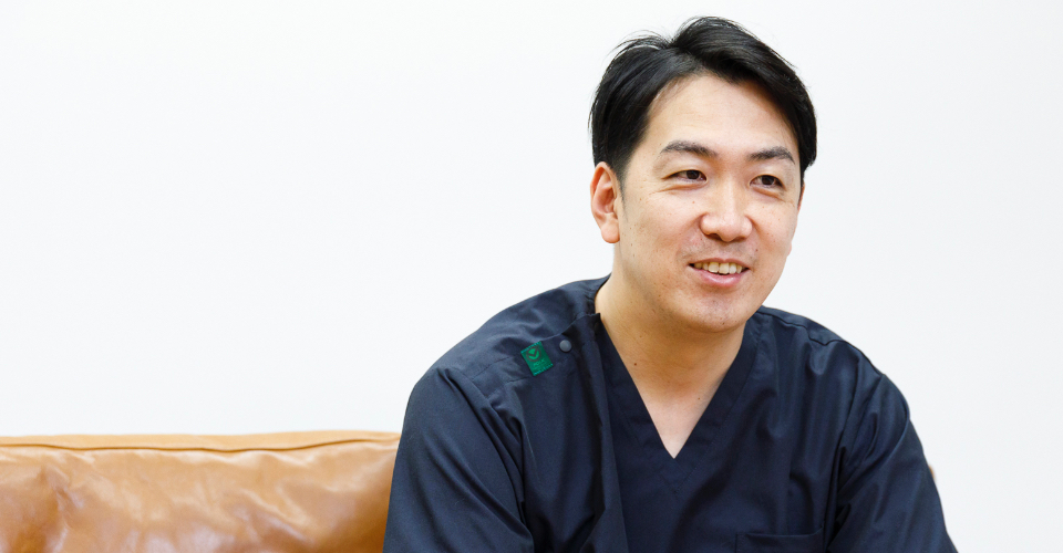 インタビューを受けている男性
