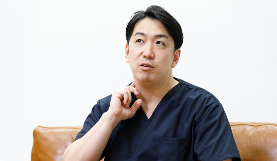 インタビューを受けている男性