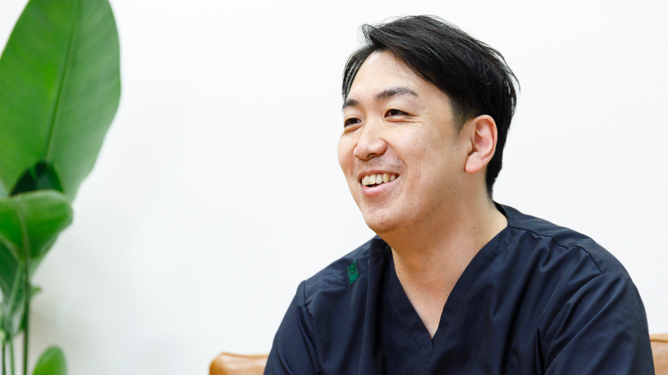 インタビューを受けている男性