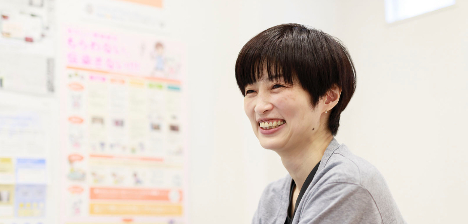 インタビューを受けている女性獣医師