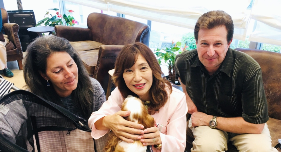 待合室診療にて、ペットと飼い主に寄り添う獣医師