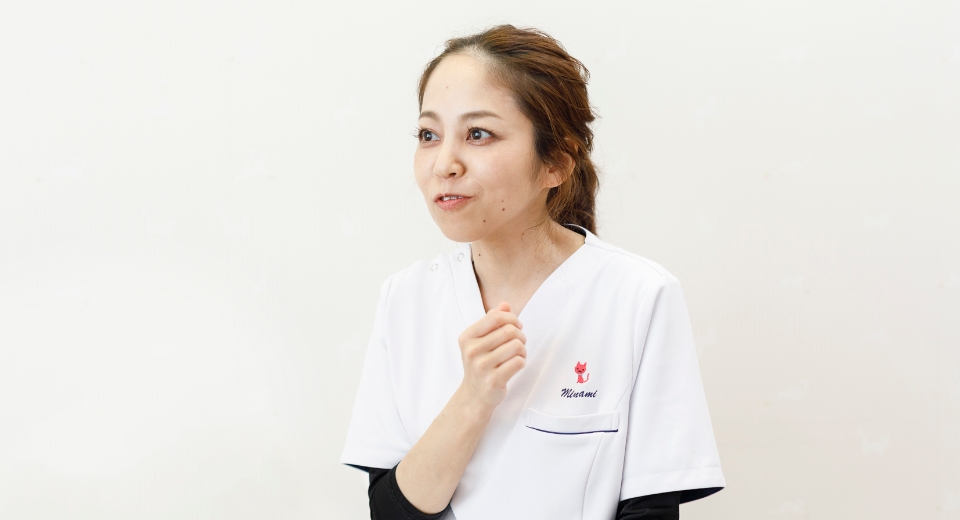インタビューを受けている女性獣医師