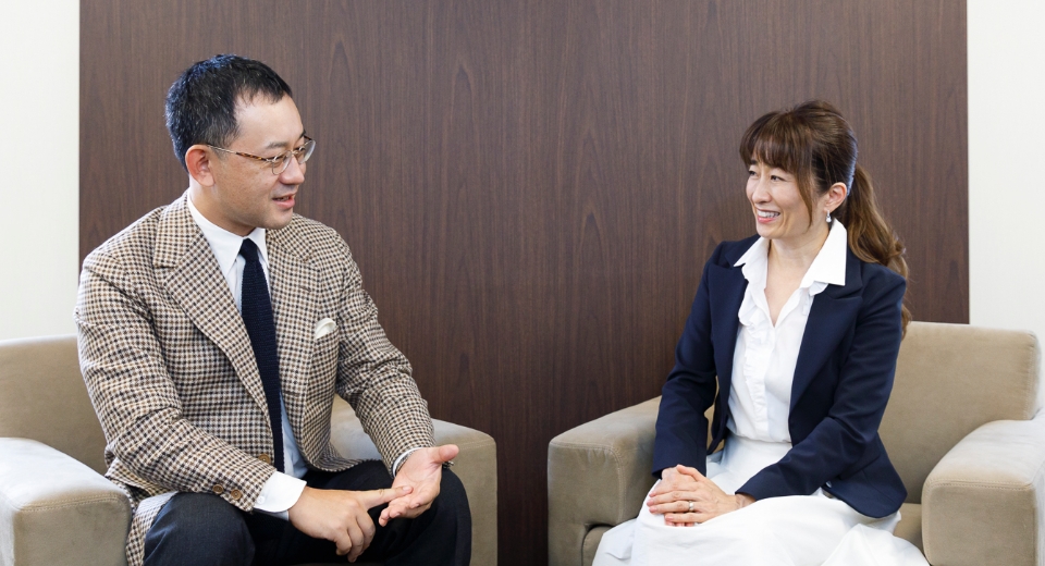 対談している日本全薬工業株式会社社長と公益社団法人アニマル・ドネーション 代表理事