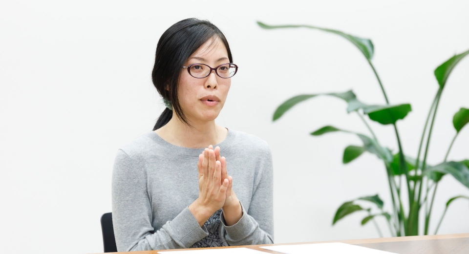 説明している女性