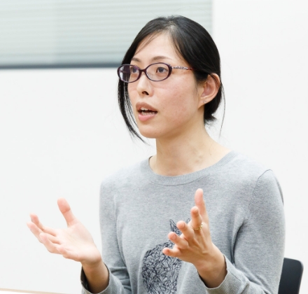 説明している女性