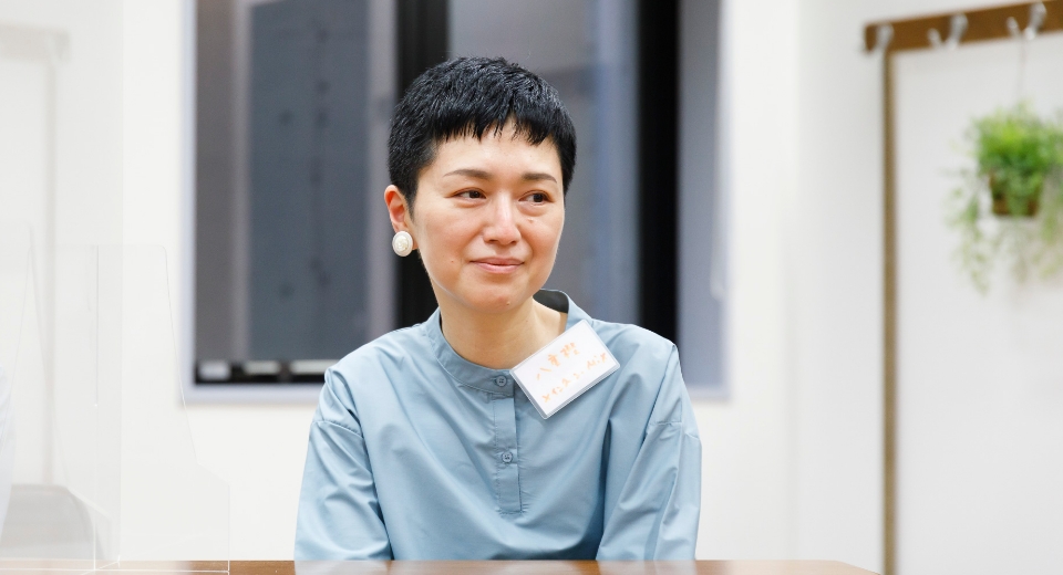 説明を聞いている女性