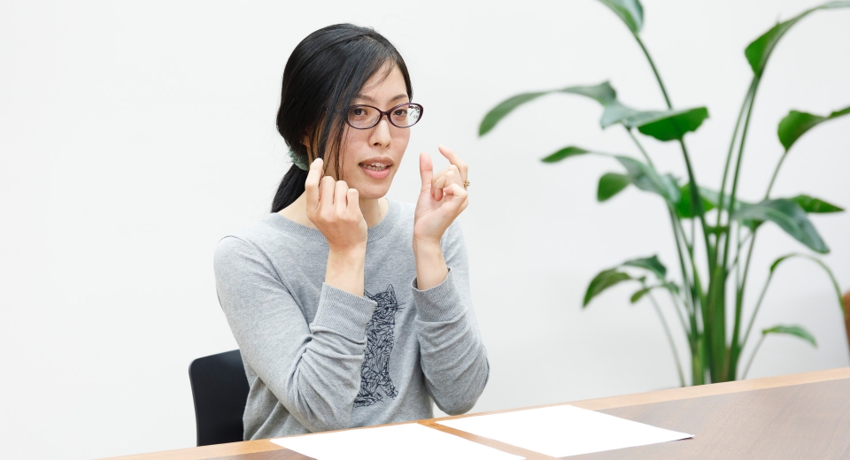 説明している女性