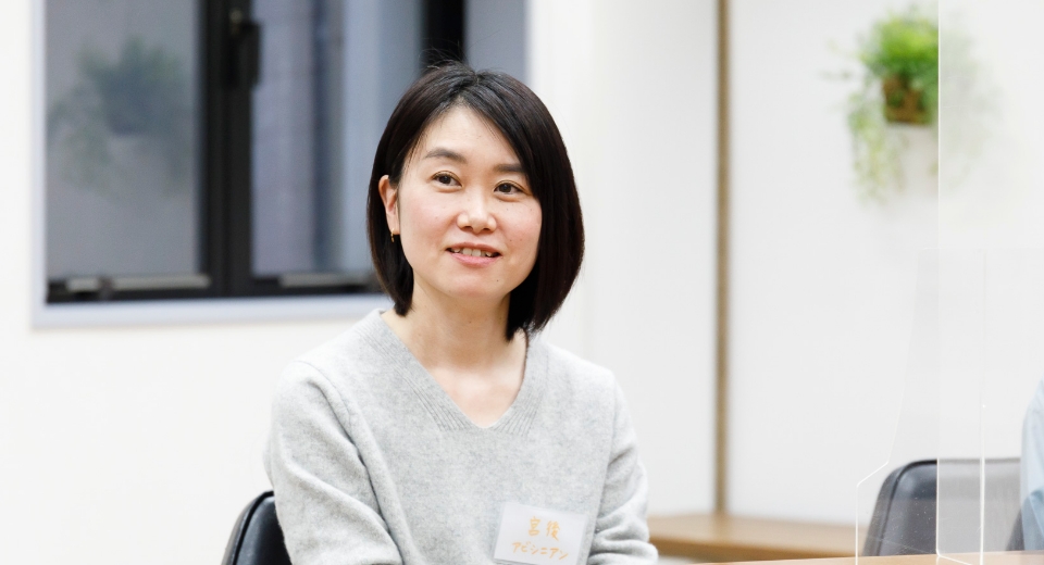 説明を聞いている女性