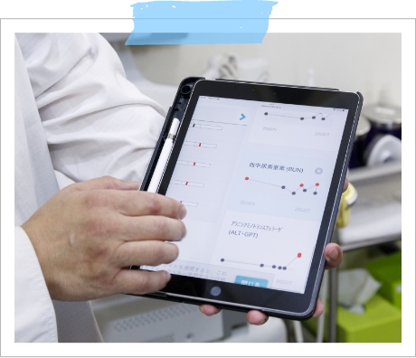 血液検査についてタブレットで説明