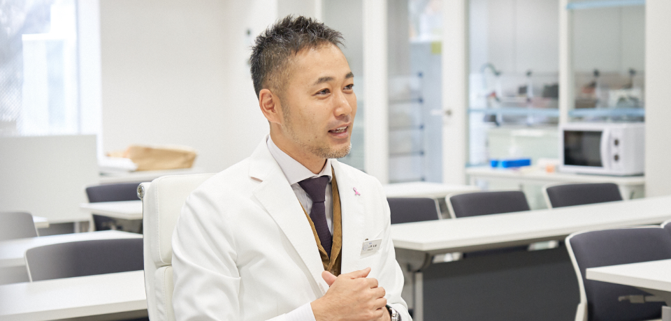 インタビューを受けている男性