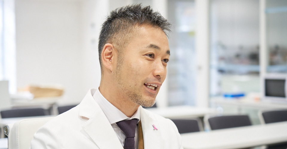 インタビューを受けている男性